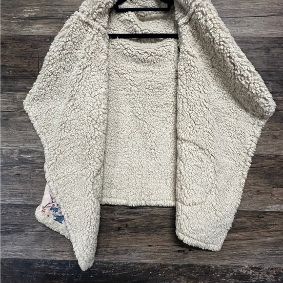 BB Dakota Cream Floral Asymmetrical Vest with Plush Sherpa Lining - Picture 10 of 11